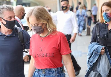 Luciano Huck e Angélica desembarcam no Aeroporto de Congonhas com Carolina Dieckmann