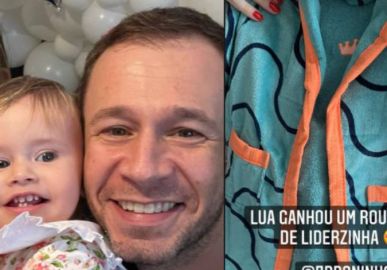 Nova líder na área: filha de Tiago Leifert ganha mini roupão da liderança