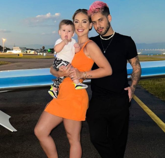 O casal está sempre posando para as fotos seja fora da aeronave...