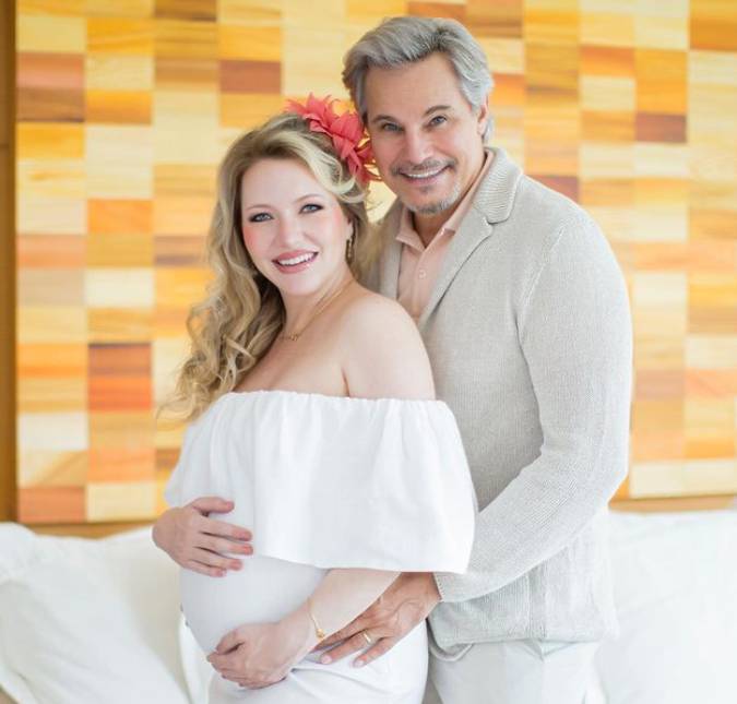 Edson Celulari revela que vai participar do parto da filha: <I>Não só assistir, como ajudar a Karin também</i>