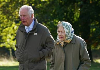 Rainha Elizabeth II está em observação após entrar em contato com Príncipe Charles, diz site
