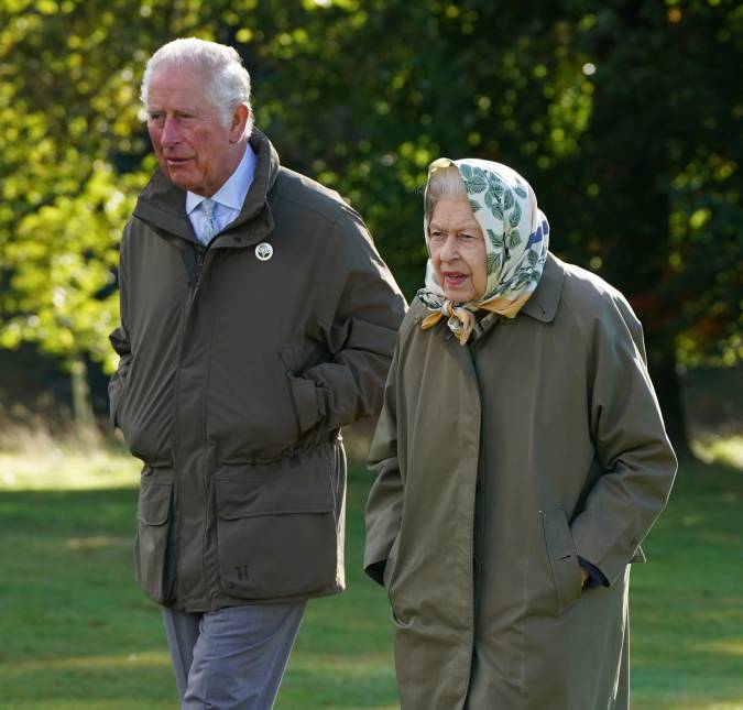 Rainha Elizabeth II está em observação após entrar em contato com Príncipe Charles, diz site