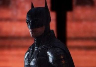 Robert Pattinson compara a personalidade de <i>Batman</i> com a de um dependente químico