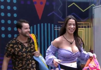 Larissa e Gustavo passam informações aos outros <i>brothers</i> no <i>BBB22</i>, confira detalhes do que está rolando na casa de vidro!