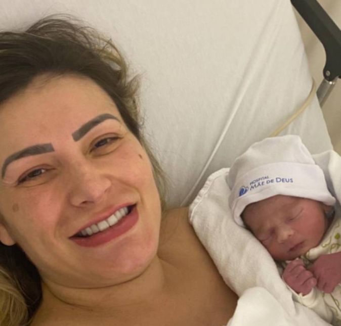 Andressa Urach divulgou nas redes sociais a chegada do pequeno Leon. O bebê veio ao mundo no dia 11 de fevereiro e é o segundo filho da influenciadora. Andressa estava internada desde o dia 4 do mesmo mês devido à complicações na gravidez, mas tranquilizou os seguidores explicando que está tudo bem. Nosso Leon nasceu! 34 semanas de gestação. Ele nasceu saudável e não precisou de UTI, ela escreveu na legenda. Andressa Urach divulgou nas redes sociais a chegada do pequeno Leon. O bebê veio ao mundo no dia 11 de fevereiro e é o segundo filho da influenciadora. Andressa estava internada desde o dia 4 do mesmo mês devido à complicações na gravidez, mas tranquilizou os seguidores explicando que está tudo bem. Nosso Leon nasceu! 34 semanas de gestação. Ele nasceu saudável e não precisou de UTI, ela escreveu na legenda.