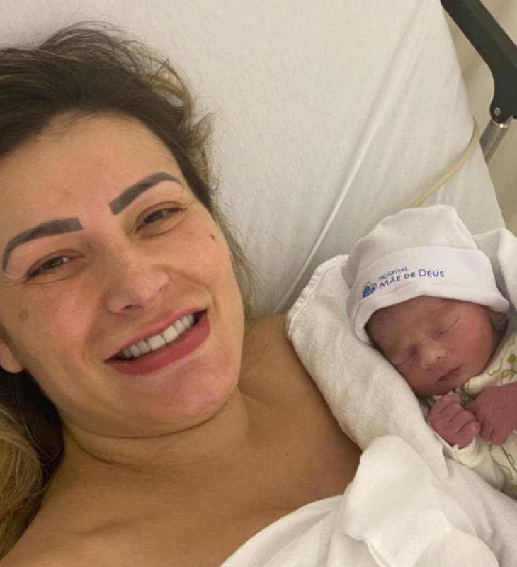 Andressa Urach sofre com dores pós-parto: <i>Sinto muita vontade de chorar</i>
