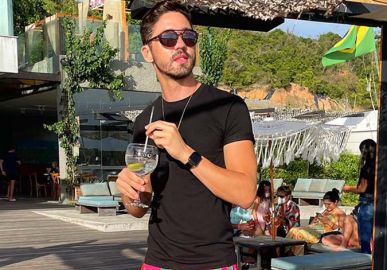 Rico Melquiades revela ter quebrado contrato com a <i>MTV</i> para participar de <i>A Fazenda 13</i>: -<i>Ainda bem que eu ganhei o prêmio</i>