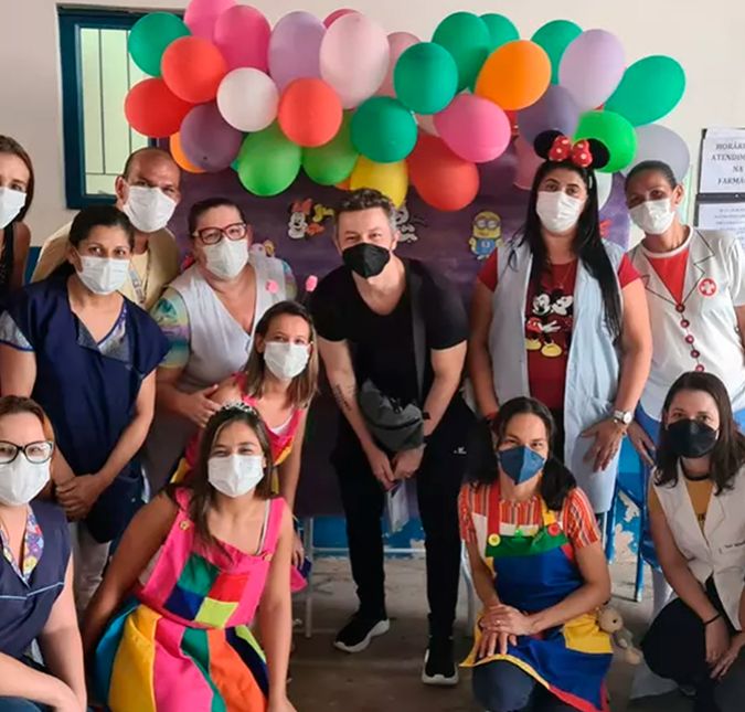 Dois dias após receberem a dose de reforço do imunizante contra a Covid-19, o filho do casal, Theo, de sete anos de idade, recebeu a primeira dose da vacina. Para celebrar o momento, Lucas tirou foto com a equipe médica do Centro de Saúde Santa Mônica, em Campinas, São Paulo. Como de costume, o casal preservou a imagem da criança. Dois dias após receberem a dose de reforço do imunizante contra a Covid-19, o filho do casal, Theo, de sete anos de idade, recebeu a primeira dose da vacina. Para celebrar o momento, Lucas tirou foto com a equipe médica do Centro de Saúde Santa Mônica, em Campinas, São Paulo. Como de costume, o casal preservou a imagem da criança.