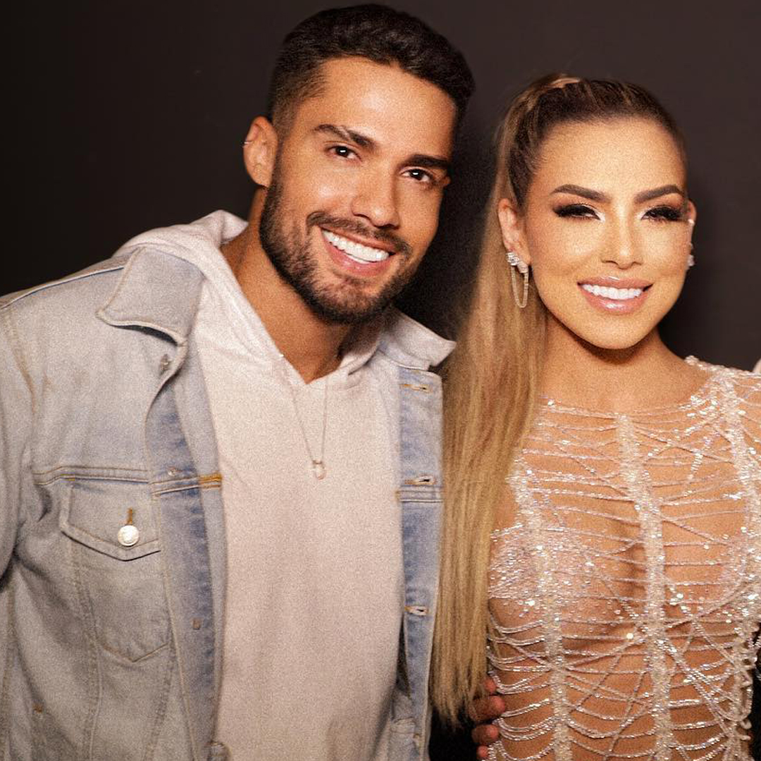 Durante evento em São Paulo, Bil Araújo e Erika Schneider trocam beijos, afirma jornalista