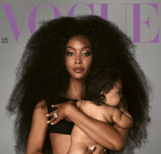 Naomi Campbell se tornou mãe dia 18 de maio de 2021 e, desde então, mantém a identidade e o rosto da filha um mistério. Porém, nesta segunda-feira, dia 14, prestes a completar dez meses de vida, a pequena Campbell apareceu pela primeira vez na capa da Vogue de março. Além de posar com a filha, Naomi também esclareceu algumas dúvidas: Ela não é adotada. Ela é minha filha.  Mas ela é a maior bênção que eu poderia imaginar. É a melhor coisa que já fiz., confessou a modelo de 51 anos de idade.