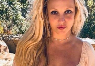 De maiô, Britney Spears dança muito e manda recado aos <i>haters</i>