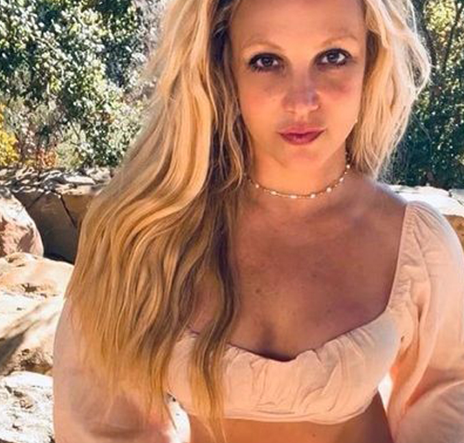 De maiô, Britney Spears dança muito e manda recado aos <i>haters</i>