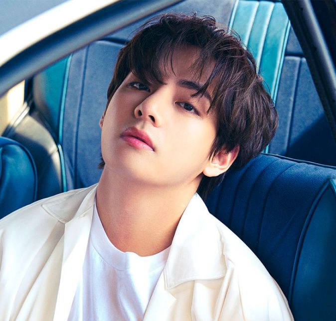 V, integrante do grupo de K-Pop, BTS, acaba de entrar para a lista de famosos contaminados com o vírus. De acordo com o veículo Soompi, a BigHit Music divulgou a notícia no dia 15 de fevereiro, através de um comunicado oficial. A empresa afirma que o cantor teve contato com os outros membros do grupo, mas todos usavam máscaras e nenhum integrante, além de V, testou positivo para a doença em exames feitos em casa: V completou duas rodadas de vacinação contra o COVID-19 e não apresenta nenhum sintoma extraordinário além de febre leve e dor de garganta. Ele está atualmente em tratamento em casa enquanto aguarda novas orientações das autoridades de saúde.