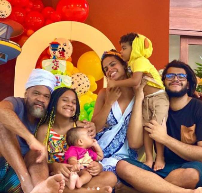 Um momento raro: Carlinhos Brown posta foto com mulher e filhos reunidos