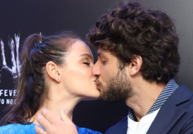 Chay Suede troca beijos com Laura Neiva na pré-estreia de <i>A Jaula</i>; veja fotos