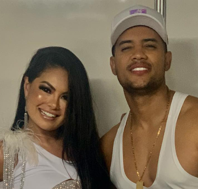 Marido de Paulinha Abelha faz atualização do estado de saúde da cantora após internação por problemas renais