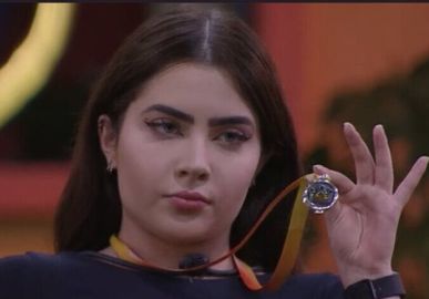 No <i>BBB22</i>, Jade Picon exibe colar do líder enquanto Arthur Aguiar fala e internautas reagem: <i>Arrogante</i>