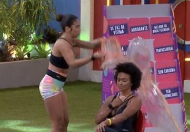 Maria acerta balde na cabeça de Natália no <i>BBB22</i> e admite: <i>- Ela me deixou com muito ódio</i>
