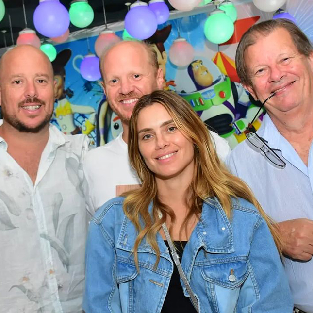 Carolina Dieckmann aparece em foto com irmãos e pai em aniversário de sobrinho