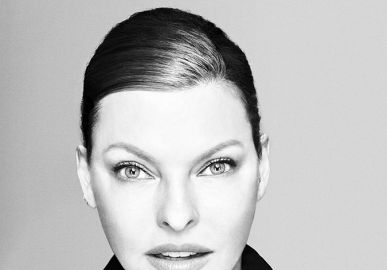 Linda Evangelista fala sobre procedimento que a transformou: <i>Brutalmente desconfigurada</i>