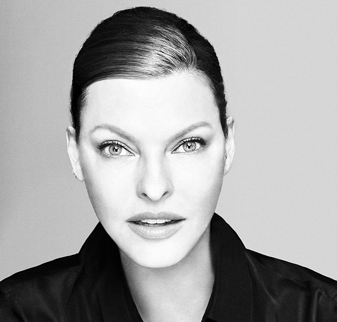 Linda Evangelista fala sobre procedimento que a transformou: <i>Brutalmente desconfigurada</i>