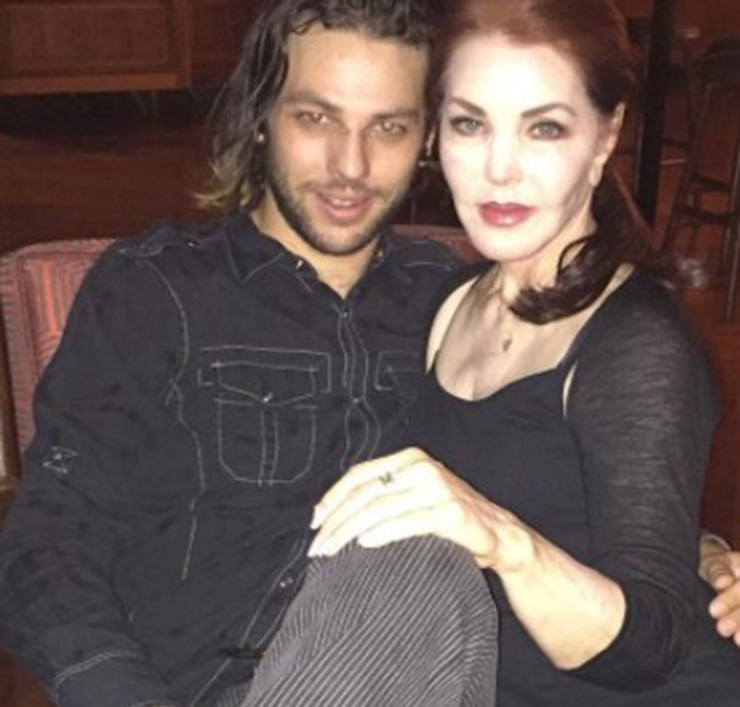 Filho de Priscilla Presley, viúva de Elvis, se casa com Elisa Achilli