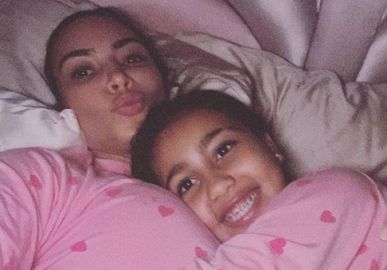 Kim Kardashian posta foto com filha mais velha e surpreende seguidores: <i>Como ela está grande</i>