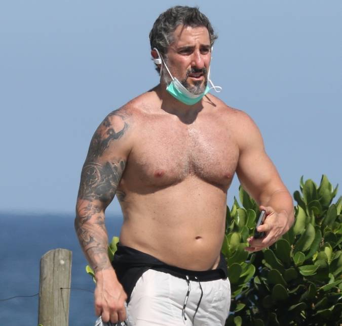 Após ser flagrado sem camisa por <i>paparazzi</i>, Marcos Mion volta a treinar pesado