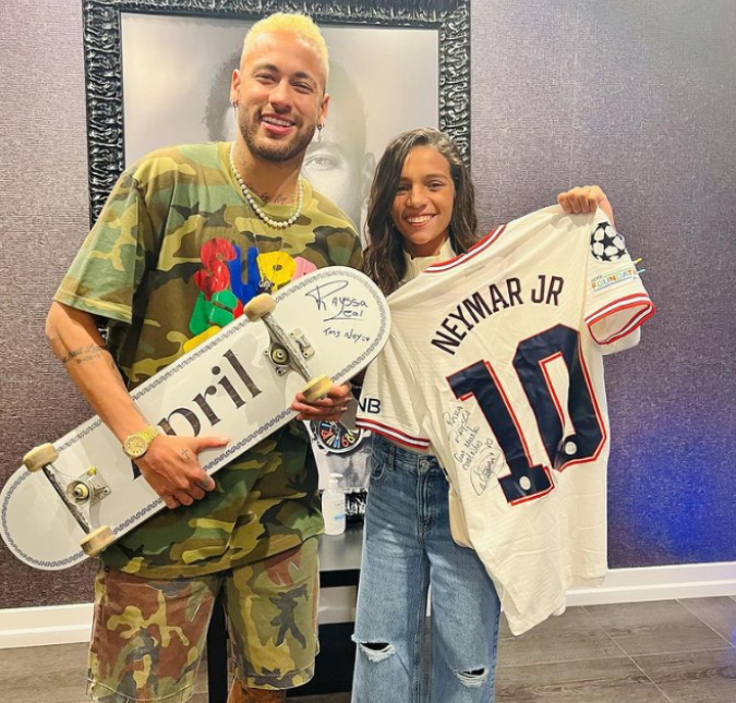 Neymar Jr. recebe Rayssa Leal em casa e os dois trocam presentes, veja!