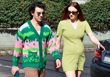 Após rumores de gravidez, Sophie Turner sai para passeio com Joe Jonas e barriga da atriz chama atenção