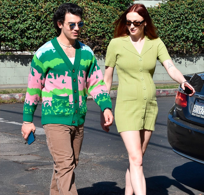 Após rumores de gravidez, Sophie Turner sai para passeio com Joe Jonas e barriga da atriz chama atenção