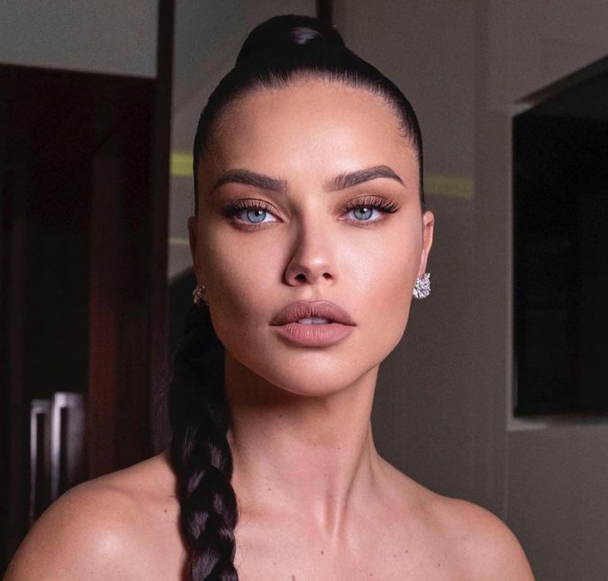 Adriana Lima anunciou que está à espera do seu terceiro filho com o produtor de cinema Andre Lemmers III. Aos 40 anos de idade, ela contou a novidade através de um vídeo no TikTok e exibiu o teste positivo. A musa já tem as filhas Valentina, de 12 anos de idade, e Sienna, de 9 anos, com o ex-marido Marko Jari.