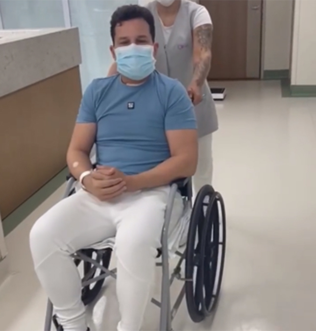 João Neto, da dupla com Frederico, celebra alta de hospital após cirurgia para retirada de câncer: - <i>Foi um sucesso</i>
