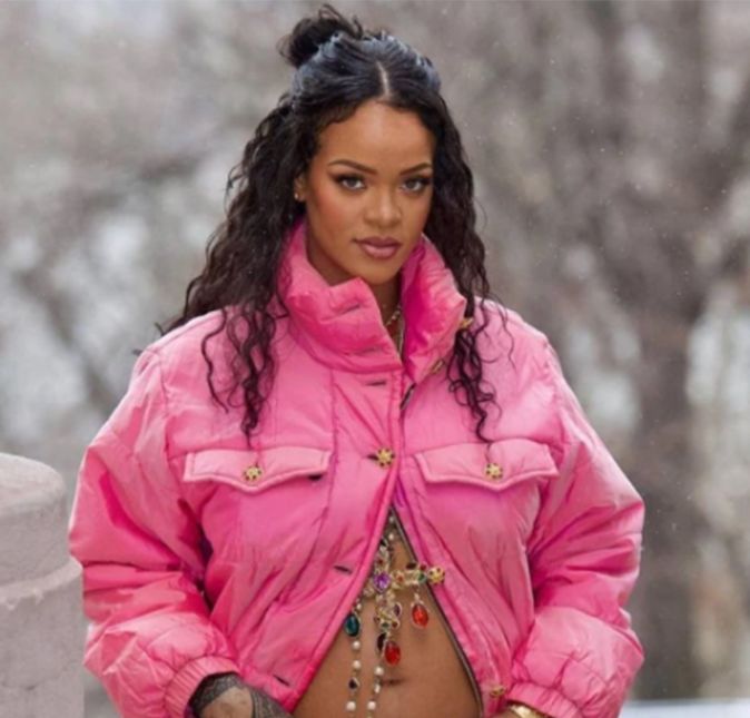 A cantora contou a novidade da gravidez ao fazer um ensaio de fotos divulgado no final de janeiro. Nascida em 20 de fevereiro de 1988, Rihanna mostrou como estava deslumbrante e radiante durante a gestação. A cantora contou a novidade da gravidez ao fazer um ensaio de fotos divulgado no final de janeiro. Nascida em 20 de fevereiro de 1988, Rihanna mostrou como estava deslumbrante e radiante durante a gestação.