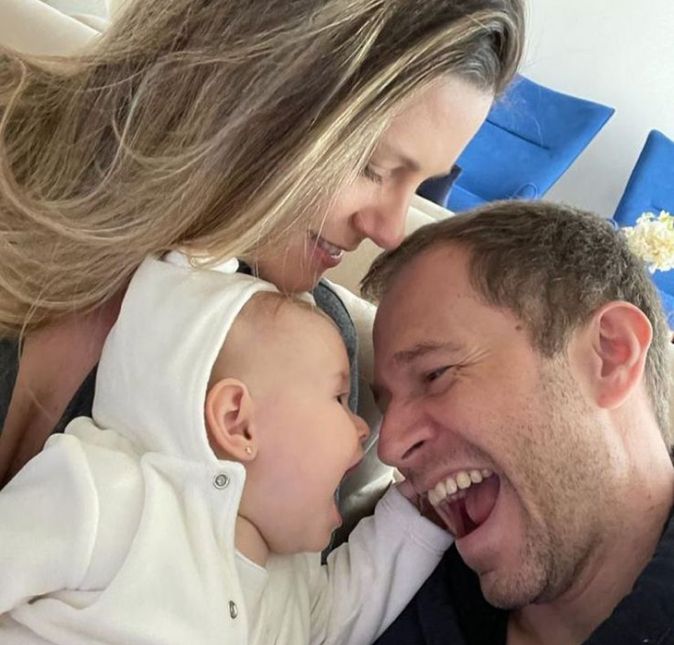 Tiago também aparece ao lado das duas em momentos descontraídos. Olha que chamego Lua tem com o pai.