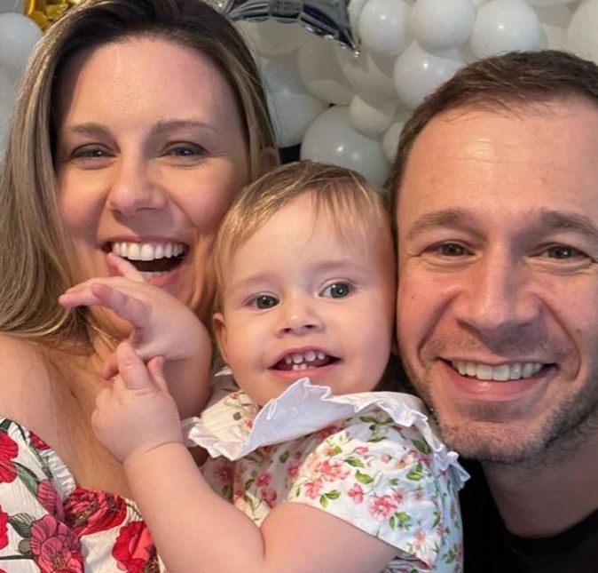 Tiago Leifert não costuma compartilhar com frequência a intimidade de sua família, mas sempre que faz isso todo mundo se derrete. Casado com Daiana Garbin desde 2021, o casal teve a pequena Lua em outubro de 2020 e, desde então, vem encantando a web com alguns momentos da menininha. Que tal, então, conferir os melhores momentos do apresentador em família? Basta seguir nesta galeria! Tiago Leifert não costuma compartilhar com frequência a intimidade de sua família, mas sempre que faz isso todo mundo se derrete. Casado com Daiana Garbin desde 2021, o casal teve a pequena Lua em outubro de 2020 e, desde então, vem encantando a web com alguns momentos da menininha. Que tal, então, conferir os melhores momentos do apresentador em família? Basta seguir nesta galeria!