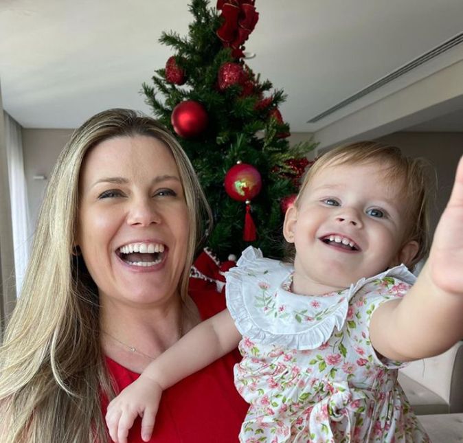 Olha as meninas de Tiago Leifert aí, desejando Feliz Natal para os seguidores de Daiana. Fofura pura!