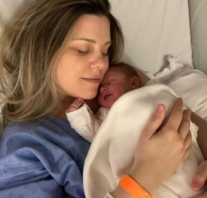 Daiana, que também é jornalista, costuma mostrar um pouco mais da rotina da família nas redes, como essa foto, em que ela aparece, ainda na maternidade, ao lado da filhota. Daiana, que também é jornalista, costuma mostrar um pouco mais da rotina da família nas redes, como essa foto, em que ela aparece, ainda na maternidade, ao lado da filhota.