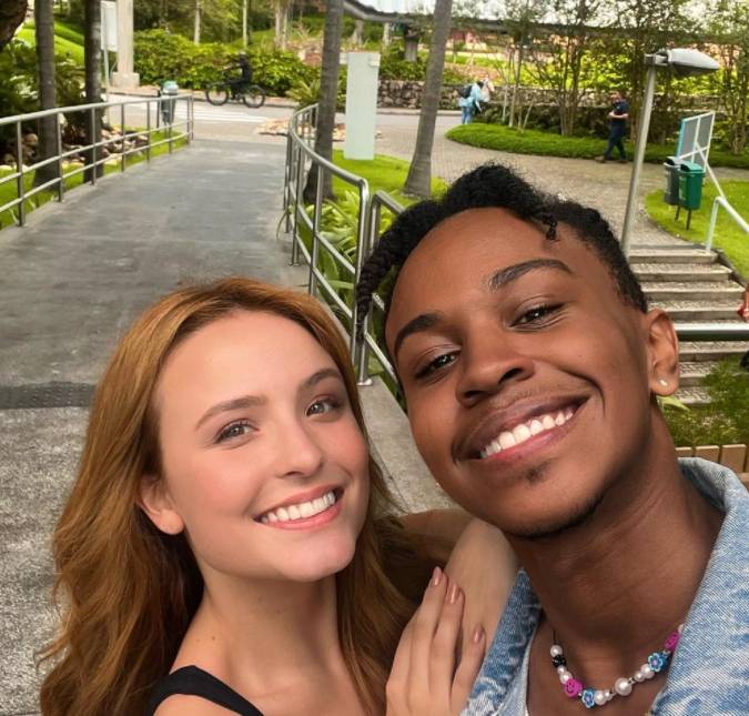 Larissa Manoela posa ao lado de Jean Paulo Campos nos estúdios da <I>Globo</i>, saiba mais!