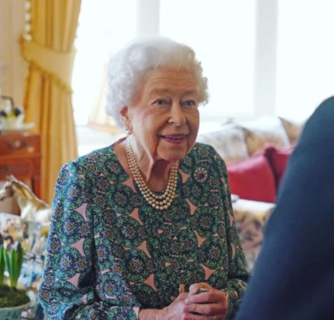 Depois de Príncipe Charles ter sido diagnosticado com Covid-19, muito se preocupava sobre a saúde de Rainha Elizabeth II. E na manhã do dia 20 de fevereiro, por meio do Palácio de Buckingham, foi anunciado que a monarca de 95 anos de idade também testou positivo para o vírus e que ela estava apresentando apenas um quadro de sintomas leves, semelhante a um resfriado. De acordo com o informativo, Rainha Elizabeth II vai continuar trabalhando e cuidando de tarefas mais leves dentro do Castelo de Windsor.  Lembrando que o comunicado ainda deixou bem claro que a mãe do Príncipe Charles está completamente vacinada.