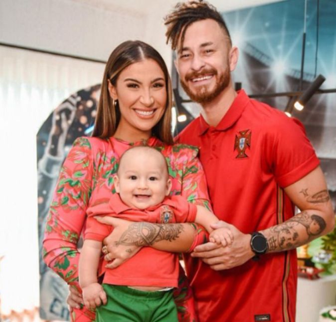 ...mas essa não é a primeira vez que Cris ganha um mêsversário temático. Os influenciadores compartilharam em suas redes sociais que o pequeno Cris estava comemorando o seus sete meses de vida em fevereiro. Para quem não sabe, o pai da criança e influenciador é simplesmente apaixonado pelo craque de futebol Cristiano Ronaldo, tanto que o nome da criança é uma homenagem ao astro Português. E na festinha de sete meses do pequeno, o casal decidiu entrar na onda e usaram as cores da bandeira (e até o uniforme) de Portugal, separaram algumas bolas e fizeram a festinha de mesversário da criança inspirada no atleta Português. ...mas essa não é a primeira vez que Cris ganha um mêsversário temático. Os influenciadores compartilharam em suas redes sociais que o pequeno Cris estava comemorando o seus sete meses de vida em fevereiro. Para quem não sabe, o pai da criança e influenciador é simplesmente apaixonado pelo craque de futebol Cristiano Ronaldo, tanto que o nome da criança é uma homenagem ao astro Português. E na festinha de sete meses do pequeno, o casal decidiu entrar na onda e usaram as cores da bandeira (e até o uniforme) de Portugal, separaram algumas bolas e fizeram a festinha de mesversário da criança inspirada no atleta Português.