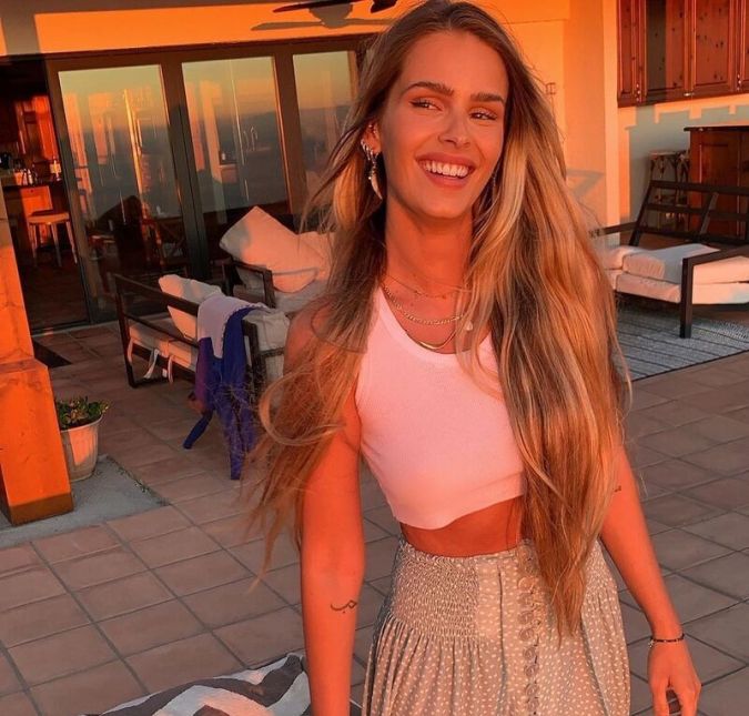 Neste clique, Yasmin explorou seu ar mais fofo. Bem menininha, a modelo posou com a luz do sol.