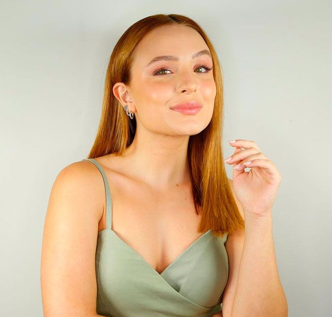 Larissa Manoela praticamente todos os anos tem que explicar que não está grávida e todas as vezes a atriz não fica nada feliz em ter que falar deste assunto. Desta vez, não foi diferente! Logo após alguns portais de fofocas publicarem que a cantora estaria grávida de João Guilherme, seu ex-namorado, a intérprete de Isadora em Além da Ilusão ironizou: Surpresa falaram que em 2022 eu posso engravidar? Que nada. Me arrumam gravidez todo ano. Na mesma hora, os fãs de Larissa saíram em sua defesa. Mete um processinho bem lindo nesse povo que rapidinho eles param de inventar coisa, escreveu um internauta. Gente, a internet e a mídia sempre em cima, como assim? Sempre falando que ela está grávida, eu não suporto ver isso com a Lari, reclamou outro. Eita!