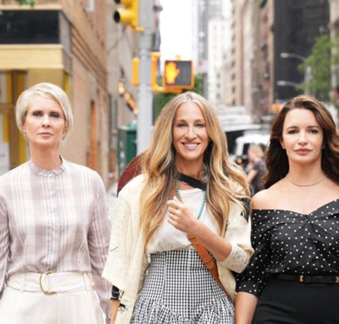 Por sinal, Cattrall foi alvo de comentários irônicos de Sarah Jessica Parker, a Carrie, quando perguntada sobre a possível participação da atriz em uma segunda temporada da produção. Eu não acho que ficaria tudo bem, porque há muita história pública de sentimentos que ela compartilhou, afirmou Sarah, em entrevista para a revista Variety.Eu não participei [da discussão] ou li artigos sobre, embora as pessoas estejam inclinadas a me informar, revelou. Vale lembrar que desde 2017, Kim fala sobre mágoas dos bastidores de Sex and The City, e deu a entender que sofria abusos por parte das outras três estrelas da série - a artista chegou a chamar Jessica Parker de cruel em uma publicação nas redes sociais e falou, em uma entrevista, que jamais retornaria à franquia.