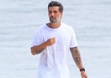 Bruno Gagliasso é flagrado caminhando em praia do Rio de Janeiro; confira!