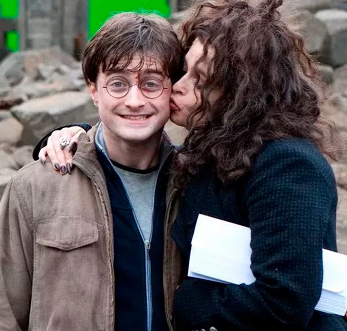 No mesmo especial de 20 anos da saga, Daniel Radcliffe revelou algo para lá de inusitado. O ator tinha um crush pela colega de trabalho, Helena Bonham Carter, intérprete da bruxa Bellatrix Lestrange, aliada do vilão Voldemort. Durante o documentário, Carter leva um recado escrito por Daniel quando ele era mais novo, que estava escrito: HBC [Helena Bonham Carter], foi um prazer ser teu colega de elenco e suporte, uma vez que acabava sempre segurando o teu café. Com vergonha, o artista, que é 23 anos mais novo que Helena, admitiu a paixonite e disparou:  Eu te amo e gostaria de ter nascido dez anos antes, então poderia ter tido uma oportunidade. Fofos, né?!