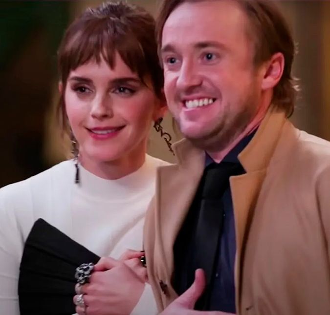 E não pense que aquela foi a única paixonite entre o elenco, viu! Nascida em 15 de abril de 1990, Emma Watson admitiu que era apaixonada por Tom Felton. Durante o especial da HBO Max, a atriz brincou com o assunto e até revelou o momento em que seu coração bateu mais forte pelo colega de elenco. Foi logo no primeiro filme, Harry Potter e a Pedra Filosofal, lançado em 2001, quando ela tinha 11 anos de idade e Tom 14 anos. Entrei na sala onde estávamos tendo uma dinâmica. A tarefa que foi dada era desenhar a imagem que você tem de Deus, e Tom havia desenhado uma garota com um boné virado para trás em um skate. E simplesmente não sei como dizer - eu simplesmente me apaixonei por ele. Eu costumava vir todos os dias e procurar o número dele na lista de chamada, era o número sete, e se o nome dele estava lá, era um dia muito emocionante. Ele tinha três anos a mais do que eu, então, a atitude dele ele era tipo: Você é como minha irmãzinha. Já imaginou ver Hermione e Draco juntos? E não pense que aquela foi a única paixonite entre o elenco, viu! Nascida em 15 de abril de 1990, Emma Watson admitiu que era apaixonada por Tom Felton. Durante o especial da HBO Max, a atriz brincou com o assunto e até revelou o momento em que seu coração bateu mais forte pelo colega de elenco. Foi logo no primeiro filme, Harry Potter e a Pedra Filosofal, lançado em 2001, quando ela tinha 11 anos de idade e Tom 14 anos. Entrei na sala onde estávamos tendo uma dinâmica. A tarefa que foi dada era desenhar a imagem que você tem de Deus, e Tom havia desenhado uma garota com um boné virado para trás em um skate. E simplesmente não sei como dizer - eu simplesmente me apaixonei por ele. Eu costumava vir todos os dias e procurar o número dele na lista de chamada, era o número sete, e se o nome dele estava lá, era um dia muito emocionante. Ele tinha três anos a mais do que eu, então, a atitude dele ele era tipo: Você é como minha irmãzinha. Já imaginou ver Hermione e Draco juntos?