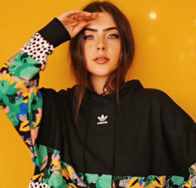 Não dá para negar que Jade Picon está na boca do povo! A influenciadora sempre fez sucesso entre os mais jovens, mas depois que entrou no elenco do BBB22 ganhou um público ainda maior. Segundo informações de Patrícia Kogut, do jornal O Globo, a influenciadora comentou anteriormente em um vídeo no YouTube que seu pai, Carlos Picon, guardava todo o dinheiro que ela ganhava em uma poupança e acabou sofrendo um revés porque resolveu fazer um investimento e não estava mais valendo a pena. Jade teria comprado ações sem conhecimento. Confira, a seguir, mais fatos sobre a vida de Jade!