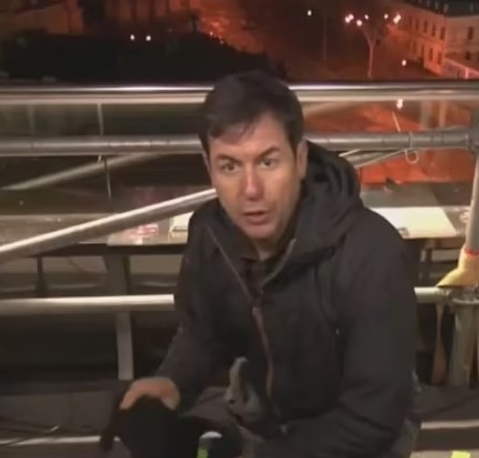 Repórter da <I>CNN</i> se assusta ao vivo com bombardeio na Ucrânia