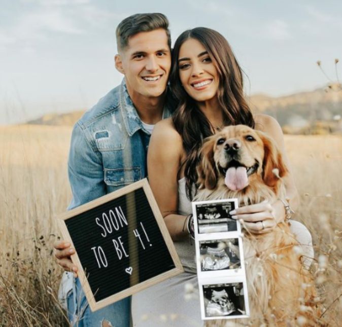 Sabina Hidalgo que é cantora no grupo Now United anunciou no fim de fevereiro que está grávida de seu primeiro filho com o jogador de futebol, Tepa González. O anúncio foi feito nas redes sociais da própria artista por meio de uma foto do ultrassom e na legenda ela escreveu: Pedacinho Nosso. Além de Sabina e o marido, os dois apareceram ainda ao lado do cachorro deles com uma plaquinha escrita: Em breve seremos quatro!. E para deixar tudo ainda mais fofo o grupo musical que ela faz parte vibrou muito com a notícia da chegada do pequeno novo integrante.